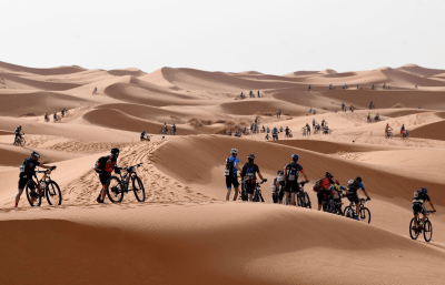 Ciclistas atravessando o deserto Foto do Ironbiker
